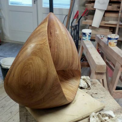 Möbiusband aus Eichenholz streifenweise aus 2cm dicken massiven Eichenplatten verleimt und anschließen bildhauerisch bearteitet. Insgesamt ca. 50x50x30cm groß.