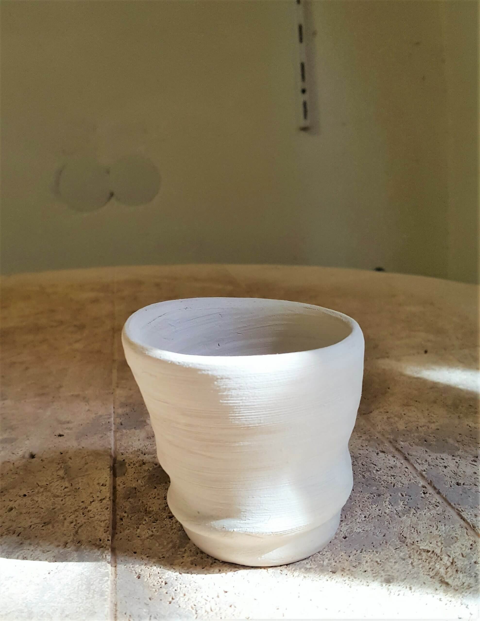 Becher aus hellem Ton gedreht