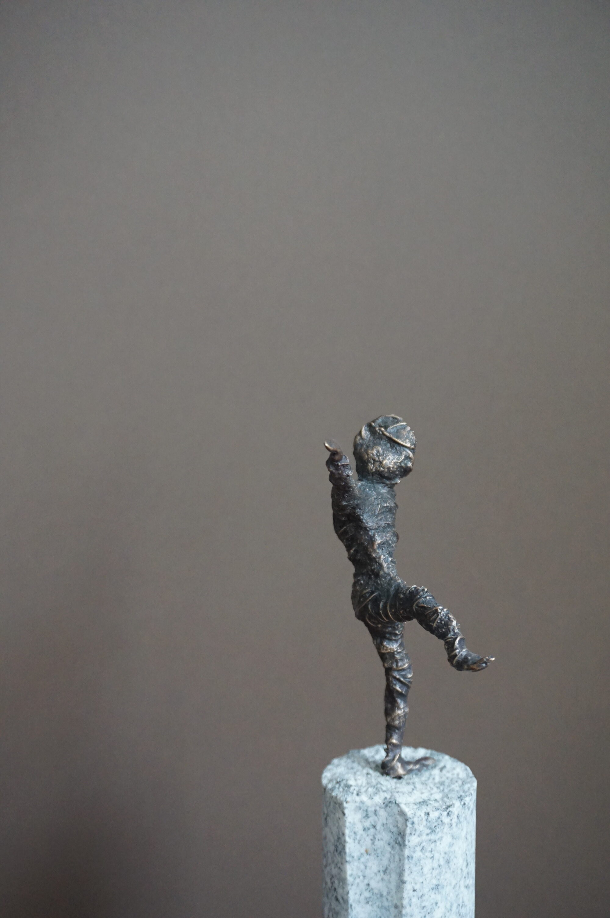 Bronzefigur Balance – Bild 3