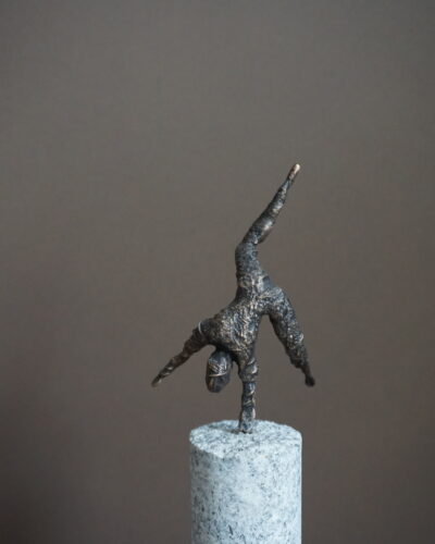 Bronzefigur Handstand