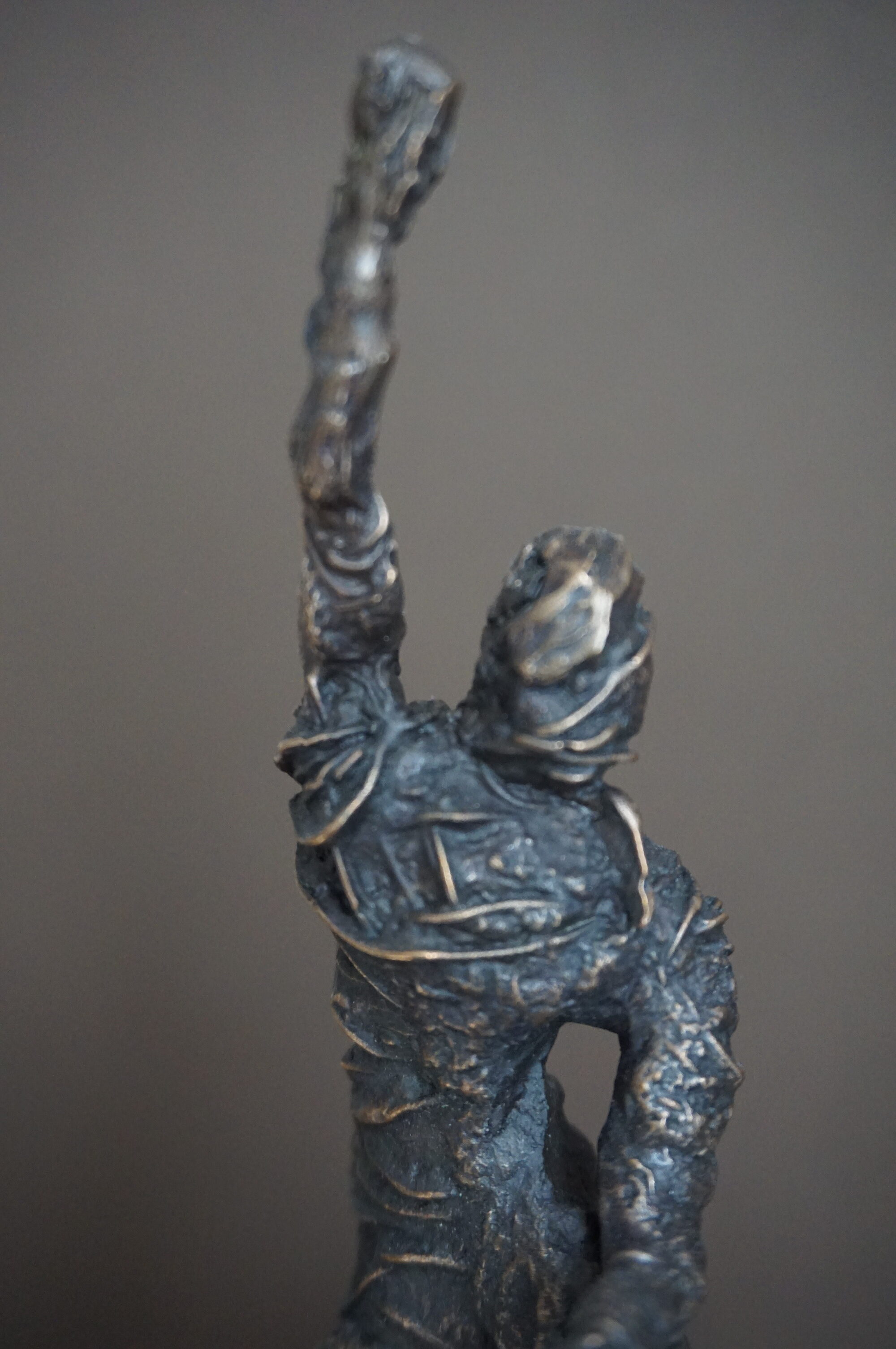 Bronzefigur Siegerpose – Bild 5