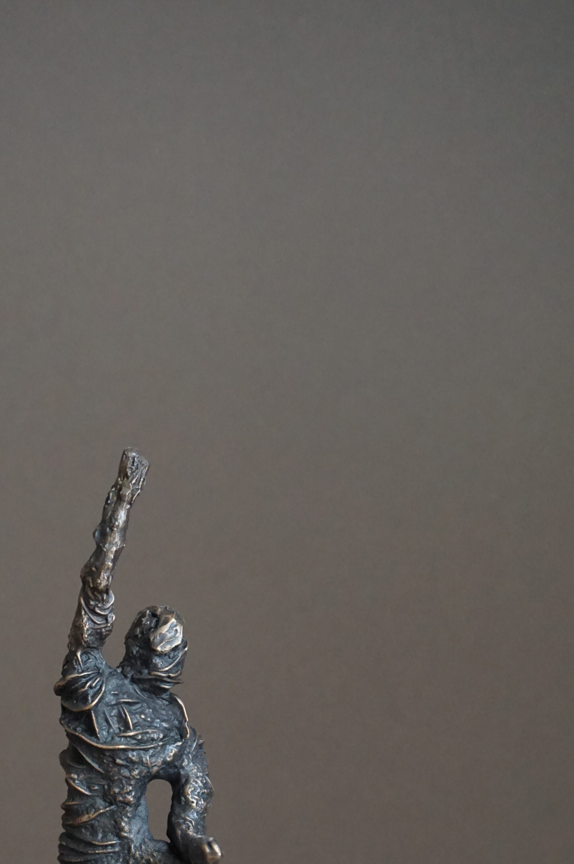 Bronzefigur Siegerpose – Bild 6