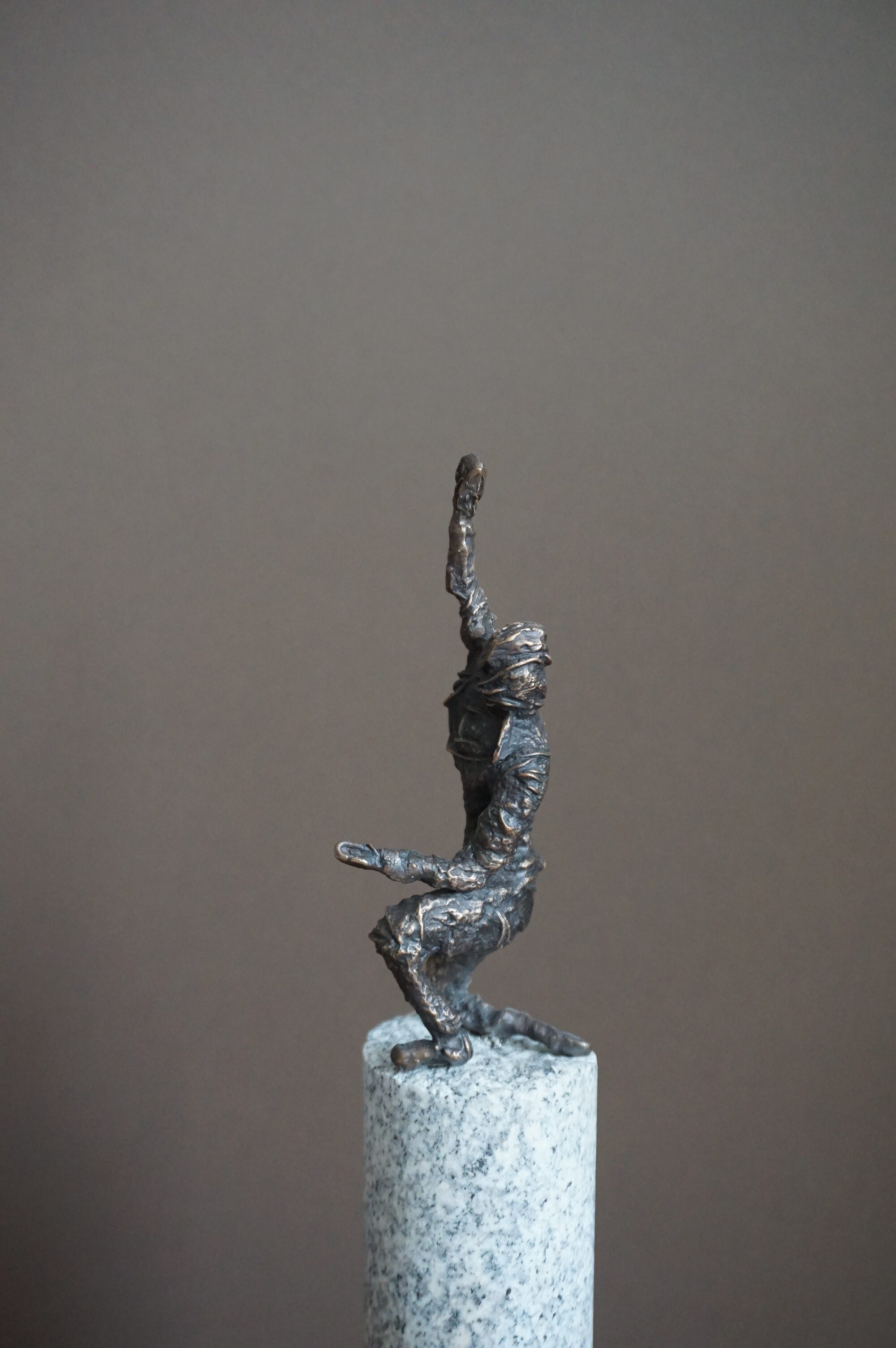 Bronzefigur Siegerpose – Bild 4