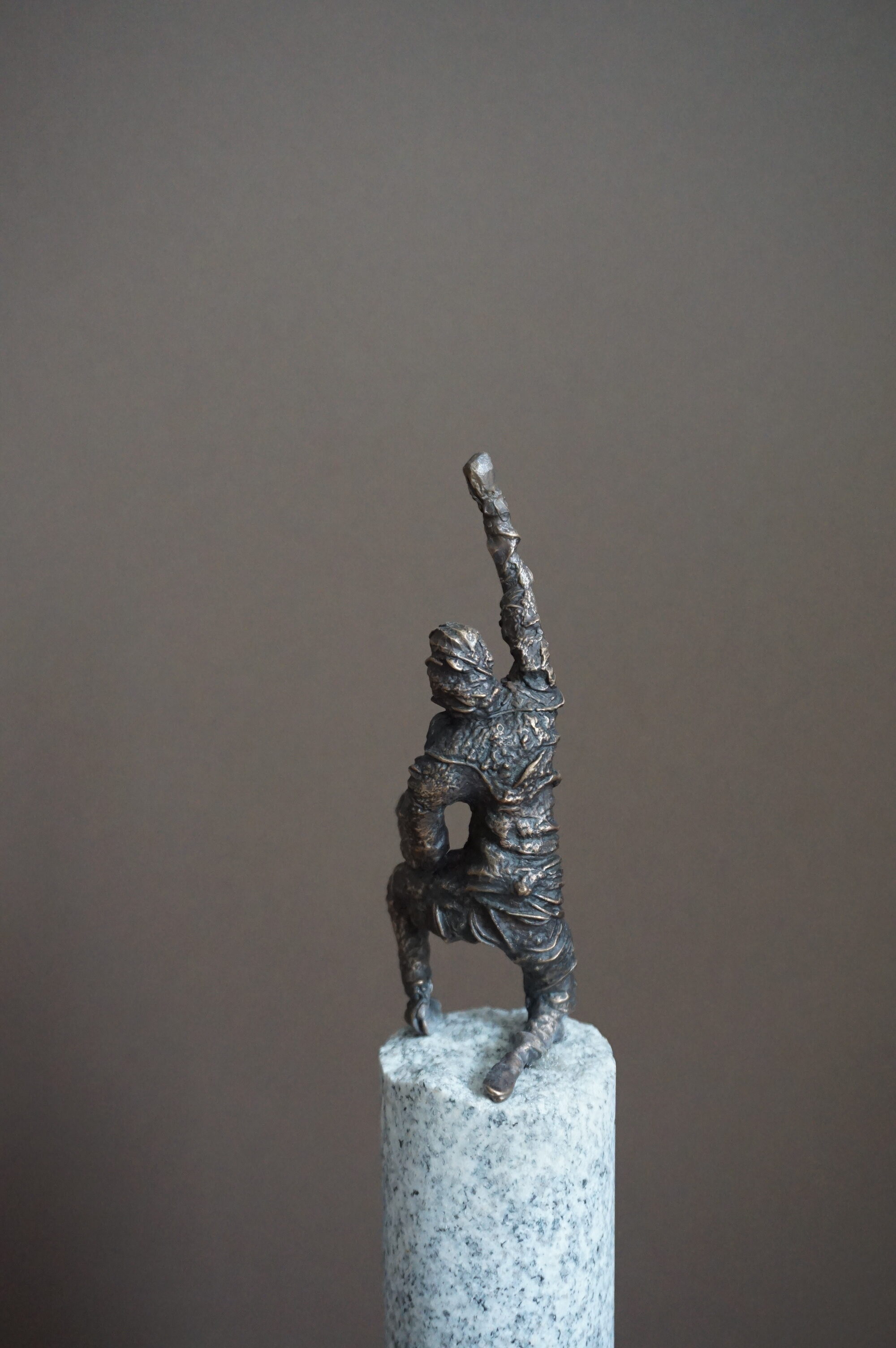 Bronzefigur Siegerpose – Bild 3