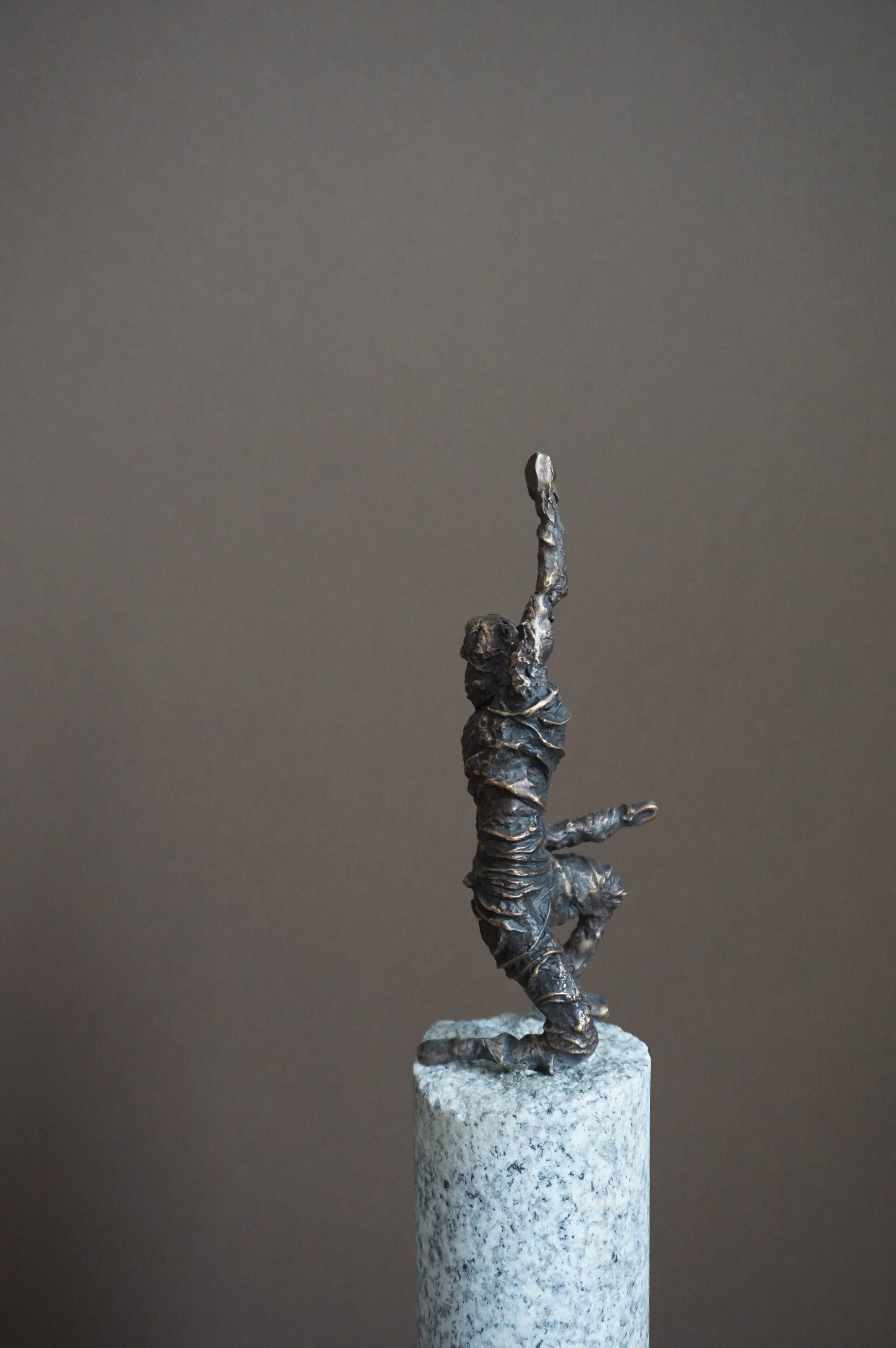 Bronzefigur Siegerpose – Bild 2