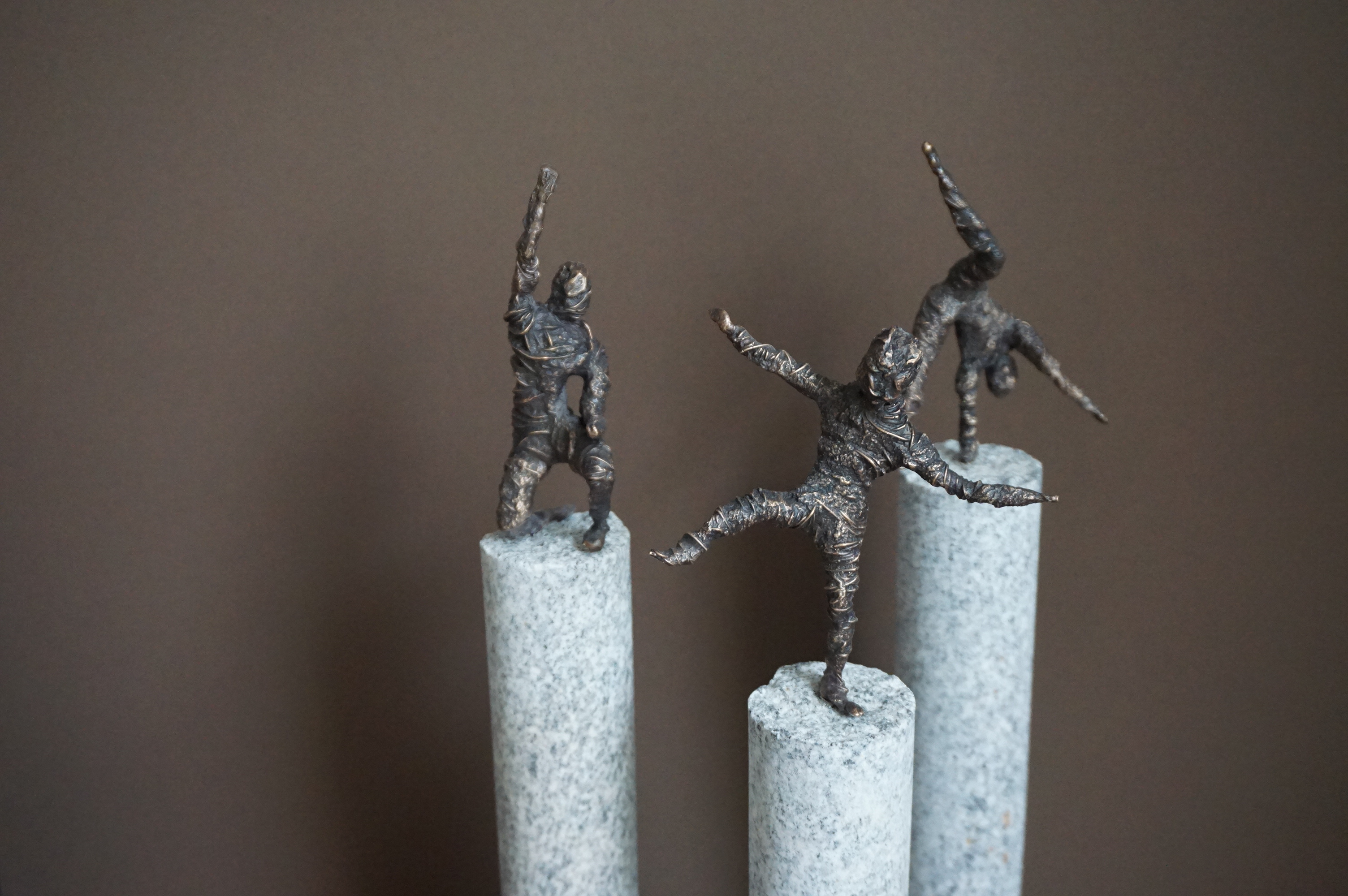 Bronzefigur Siegerpose – Bild 7